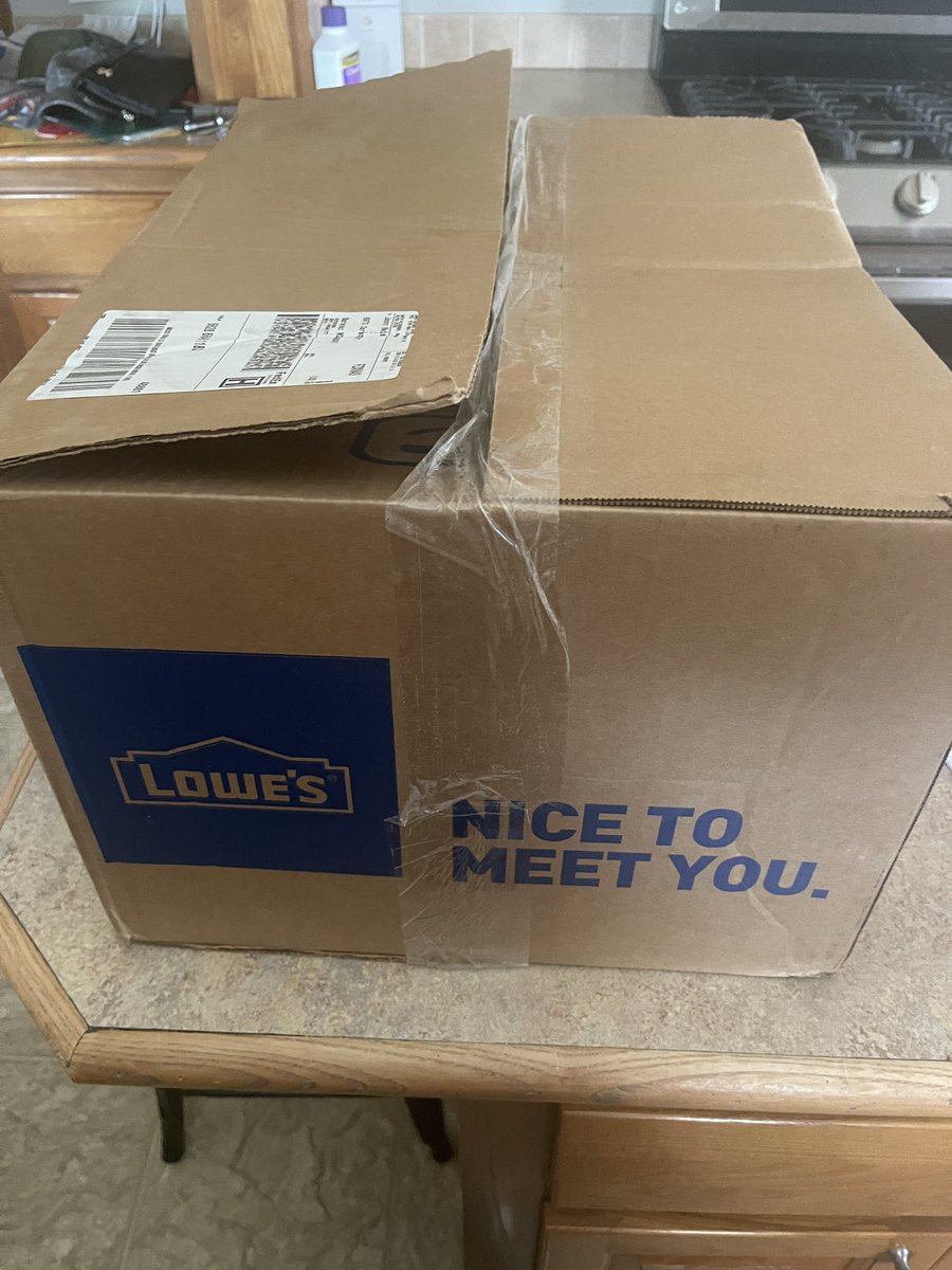 JmSynthetics's tweet photo. @Lowes This is how a Lowes order shipped via Fedex shows up. No packing material in the box either. https://t.co/ylmKgpU7YB