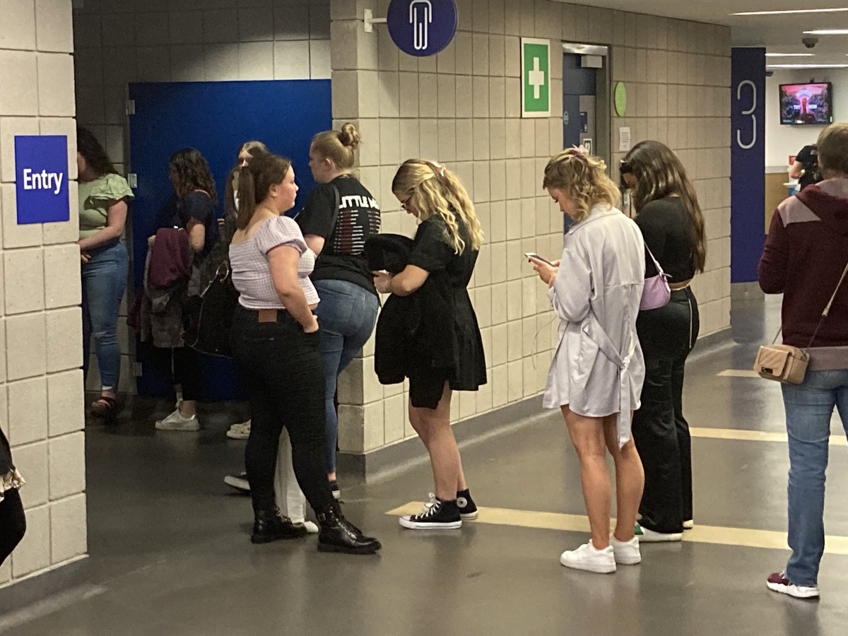 atg7B8's tweet photo. .⁦@TheO2⁩ Queue for the gents after Little Mix. Maybe just do gender-neutral loos? https://t.co/A6xXlxzNl4