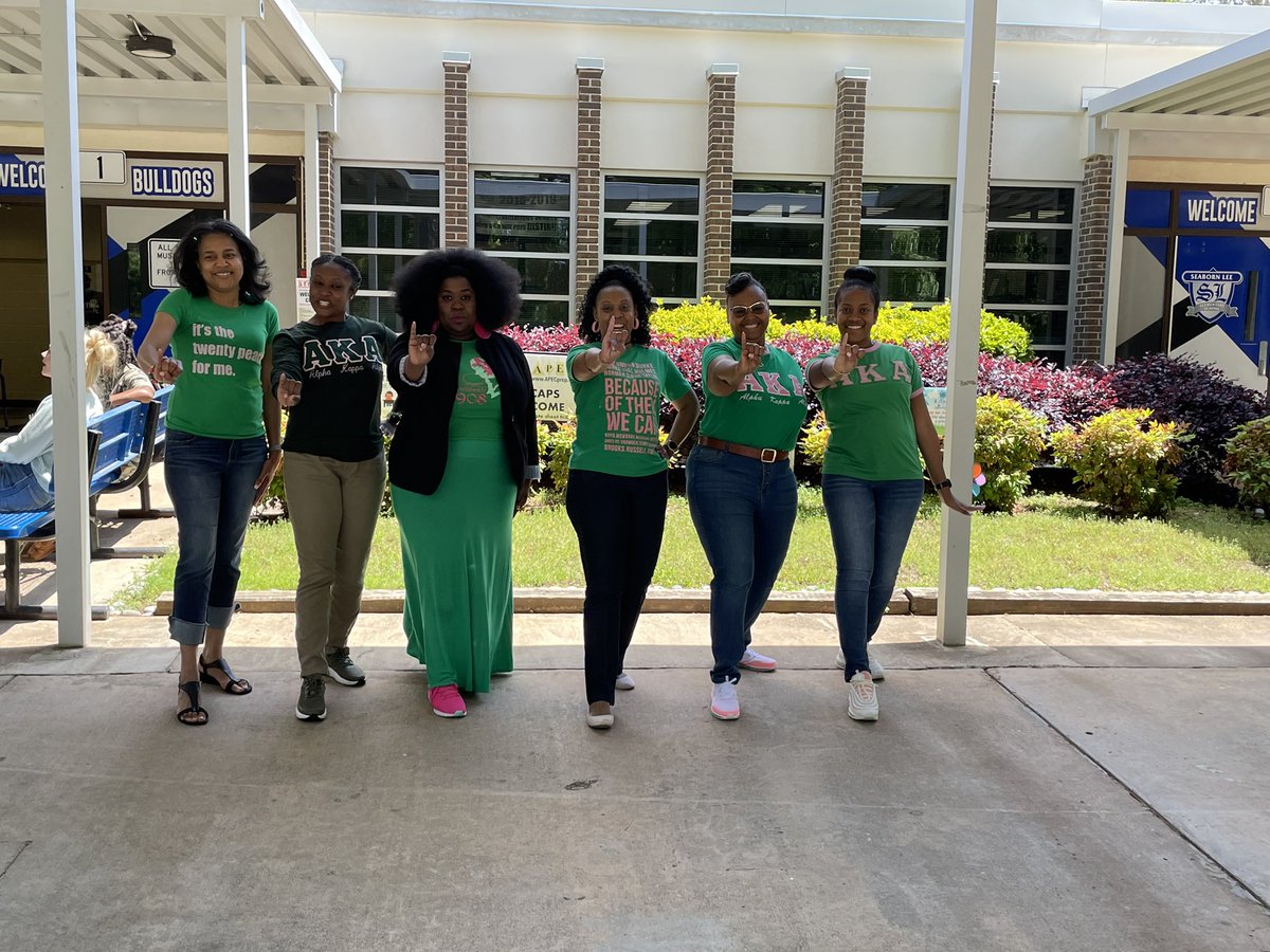 DrAShowers's tweet photo. Today’s #GAMilestones theme required everyone to wear green bc “they’ll be green with envy when they see our scores”. Well, what is green without pink? 💗💚 @khammonds5 @DMills01 https://t.co/Y7jZgrFh0W