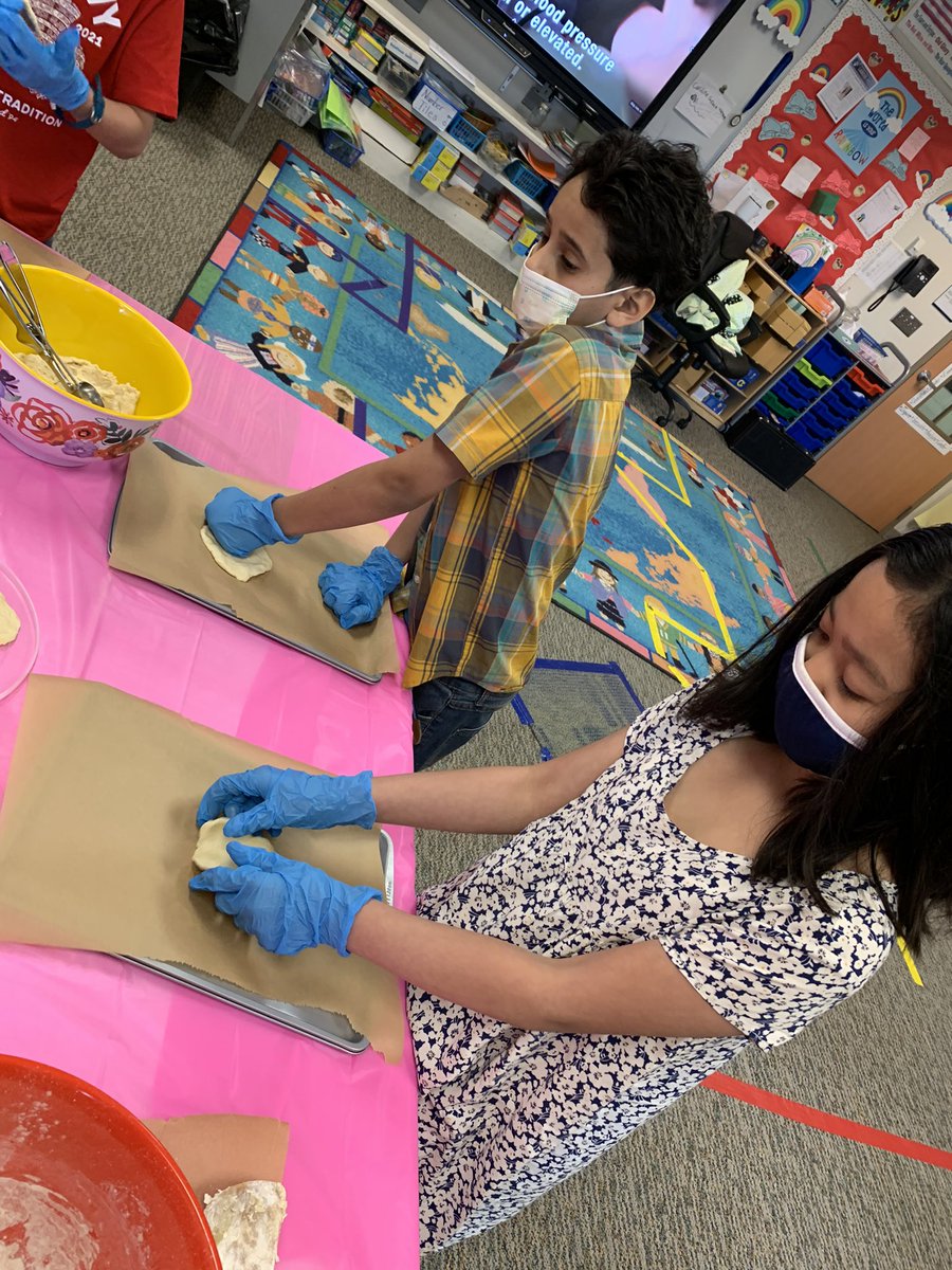 JillDuquette's tweet photo. Huge shoutout to our FABULOUS STEM TEACHER @kvaneps1 and OUR LIBRARIAN, Mrs J.  for creating a cultural cooking experience for our 3rd graders!  @JillDuquette @Durand_Eastman @EICSD https://t.co/Jw261PNoSi