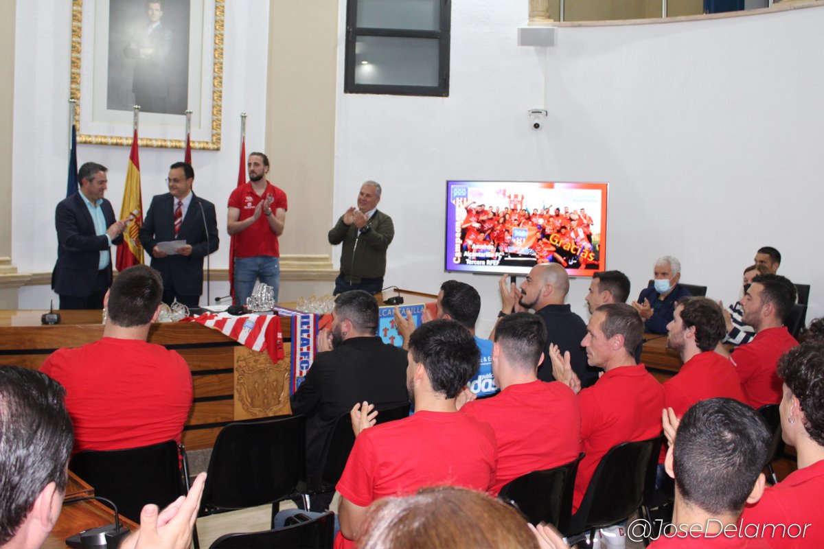 #INSTITUCIONAL

🏛️⚽ En la noche de hoy el primer equipo rojiblanco tuvo una recepción en el <a href="/AytAlcantarilla/">Ayuntamiento de Alcantarilla</a> con motivo del histórico ascenso a #TerceraRFEF

#ElSueñoContinua ❤️🤍
#AlcantarillaEsDeporte