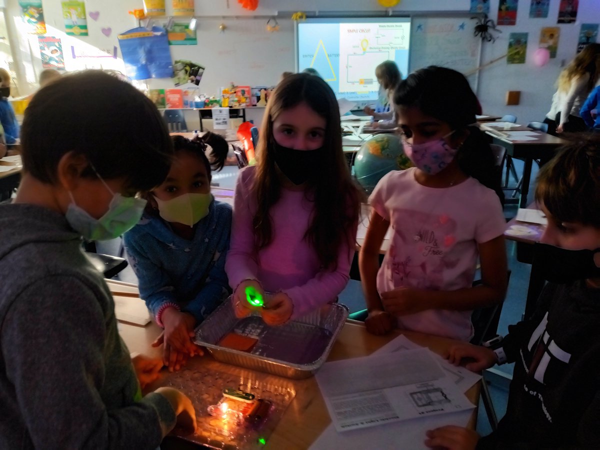 GFESTEAM's tweet photo. @fcpsnews @WoodlawnES Aw, the darling ducklings are just as attentive and adorable as our bright-spark students! Happy trails😉😊🦆 💞 https://t.co/FkxIo4ylJP