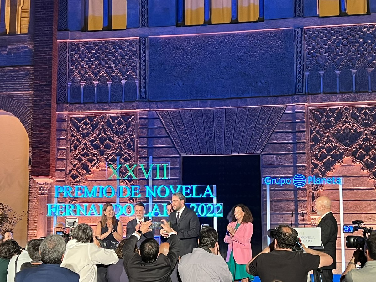 Ya conocemos el ganador del #PremioFernandoLara <a href="/maximohuerta/">Máximo Huerta 🌿</a> ¡¡Felicidades!! Por “Adiós Pequeño”