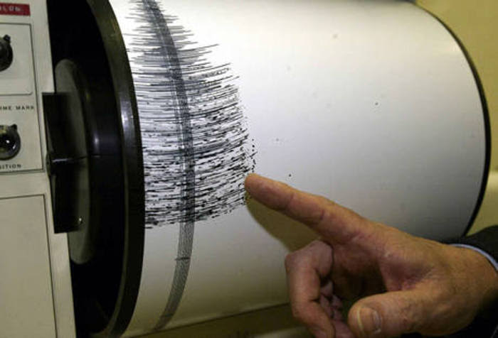TgLa7's tweet photo. 🔴BREAKINGNEWS🔴
Una forte scossa di terremoto e' stata registrata alle 23:12 in provincia di Firenze. Secondo quanto spiega Ingv la stima provvisoria della magnitudo e' tra 3.5 e 4.   #Firenze #BreakingNews #terremoto https://t.co/qbIDZGN7wz