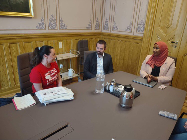 Sissel777's tweet photo. Today we had a great meeting at the Norwegian Parliament, in our #MillionsMissing T-shirts! ❤️

Happy World ME Day! 💙

#WillYouLearnFromME 

@MEActNet @WorldMEAlliance @MEforeningen https://t.co/GXDYstTaaX