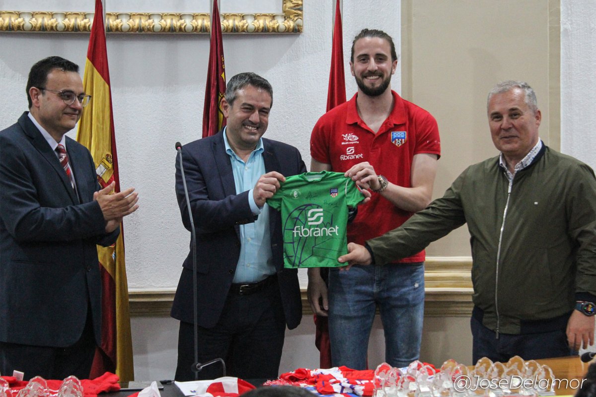 <a href="/AytAlcantarilla/">Ayuntamiento de Alcantarilla</a> <a href="/treceraG13/">Trecera.com ⚽️</a> @LigasRfef <a href="/todofutbolmurci/">Todo-Fútbol-Murciano</a> @Nacional10X #INSTITUCIONAL

🏛️⚽ El <a href="/AytAlcantarilla/">Ayuntamiento de Alcantarilla</a> de mano del alcalde <a href="/JBuendiaGomez/">Joaquín Buendía</a> hizo entrega a nuestro presidente Antonio Hernández de un reconocimiento, también a la plantilla, motivo del ascenso a #TerceraRFEF, el club de igual manera.

#ElSueñoContinua ❤️🤍
#AlcantarillaEsDeporte