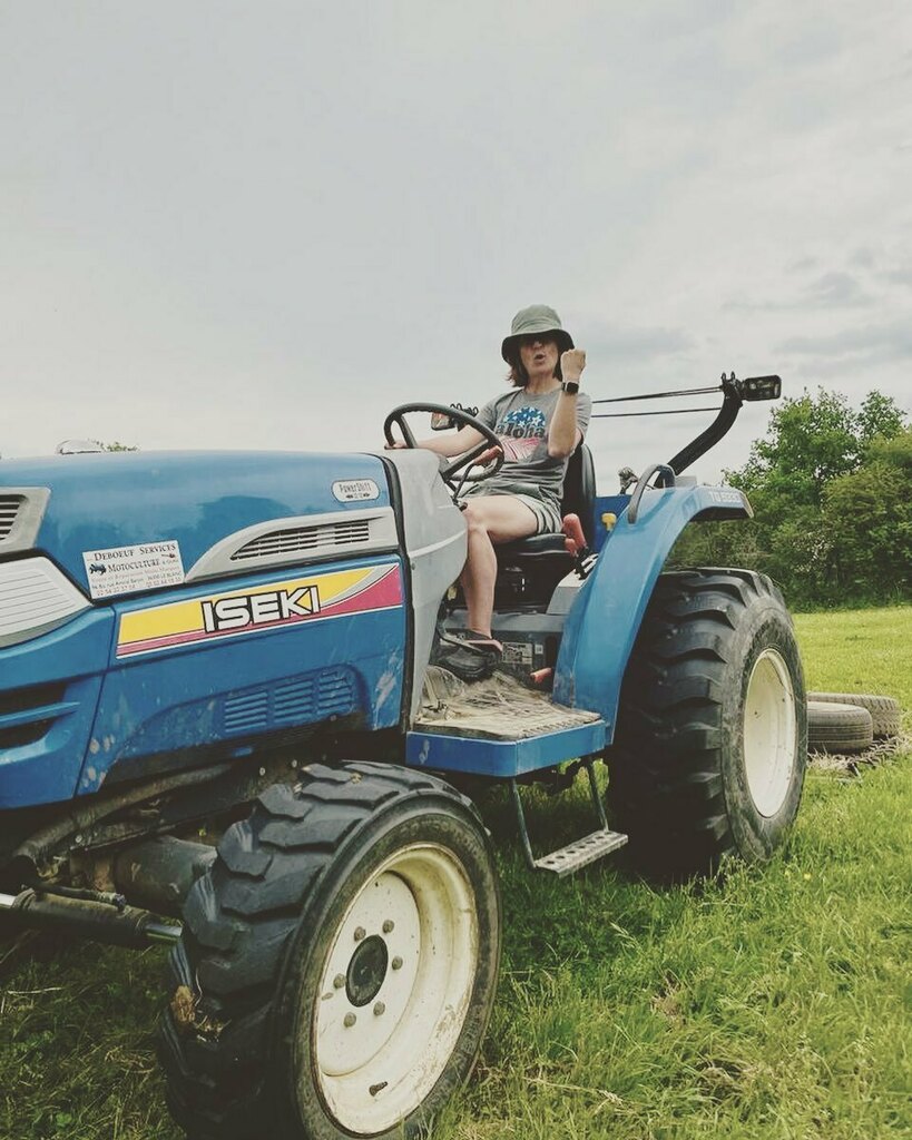 Ooooh, I love tractors. 🚜 

Well, not really, but when the donkey poo must be spread around the pasture I’m up for the job. 😉 

.
.
.
#tractorgirl #petsitterlife #ruralfrance instagr.am/p/CddoW--NU9d/