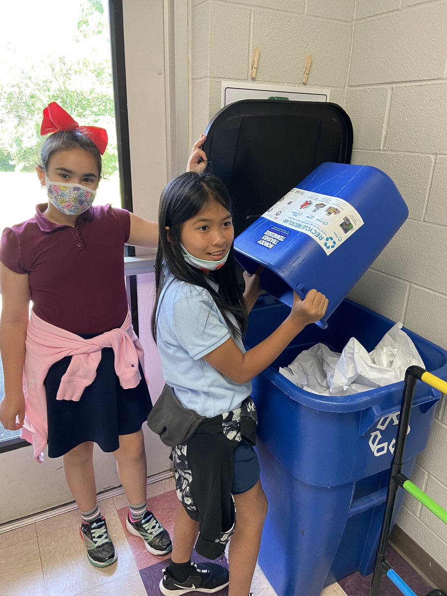 learnwithphelps's tweet photo. We love the environment! Recycling and picking up litter helps keep our planet clean! @MNPS_kidshealth @WhitsittWildcat #MNPSWellnessWeek2022 https://t.co/Xh4oTDsnu5