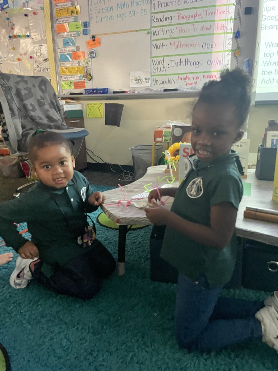PineCrestAux's tweet image. #TBT #PCPanthers in #PCEnrichment StoryTime With Friends read the story “Spoon” by Amy Rosenthal and then made their own versions of spoons!
😊💚🐾🥄 #PCAfterSchool