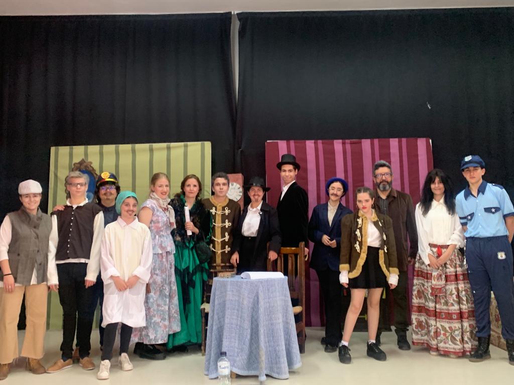 IES_FNieva's tweet photo. #Teatro en el @IES_FNieva #Valdepeñas #Elinspector de #NikoláiGógol Enhorabuena 👏👏👏 https://t.co/WhllCUtg6a