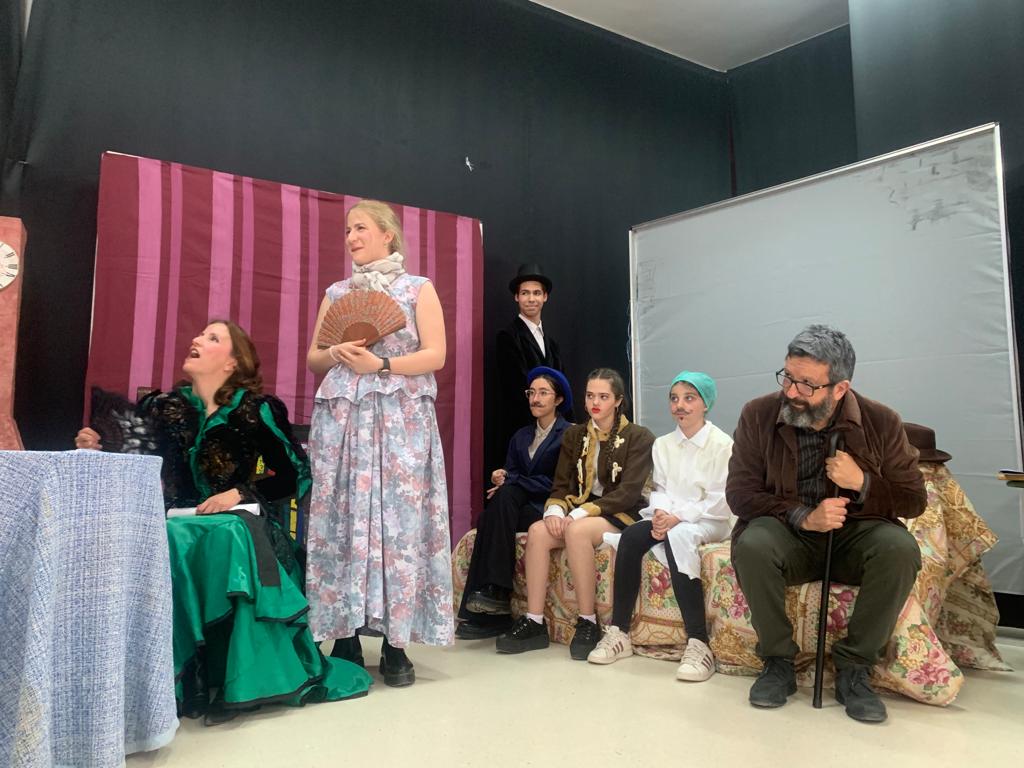 IES_FNieva's tweet photo. #Teatro en el @IES_FNieva #Valdepeñas #Elinspector de #NikoláiGógol Enhorabuena 👏👏👏 https://t.co/WhllCUtg6a