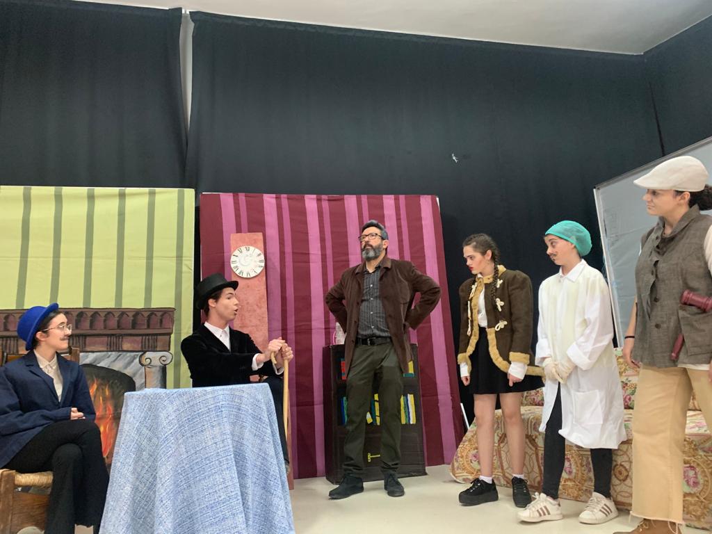 IES_FNieva's tweet photo. #Teatro en el @IES_FNieva #Valdepeñas #Elinspector de #NikoláiGógol Enhorabuena 👏👏👏 https://t.co/WhllCUtg6a