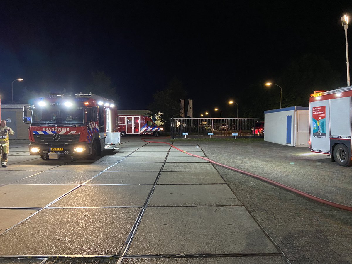 brandweerflevo's tweet photo. Melding grote brand #Koperstraat in #Lelystad. Brandweer is uitgerukt voor veel rook ontwikkeling in een bedrijfspand. https://t.co/pLUfmqtjAR