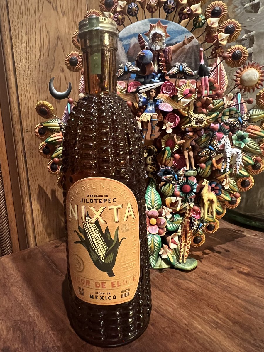 ChrisLandauUSA's tweet photo. Las bebidas juegan un importante rol social y cultural, y aunque no tomo me fascina la tradición licorera de 🇲🇽. Una botella de licor de elote es un magnífico regalo. Ahora mis amigos de @casalumbre_ me mandaron su whiskey de elote y mezcales de Oaxaca y Puebla. ¿Los conocen?🥂🥃 https://t.co/24zwQLrqe5