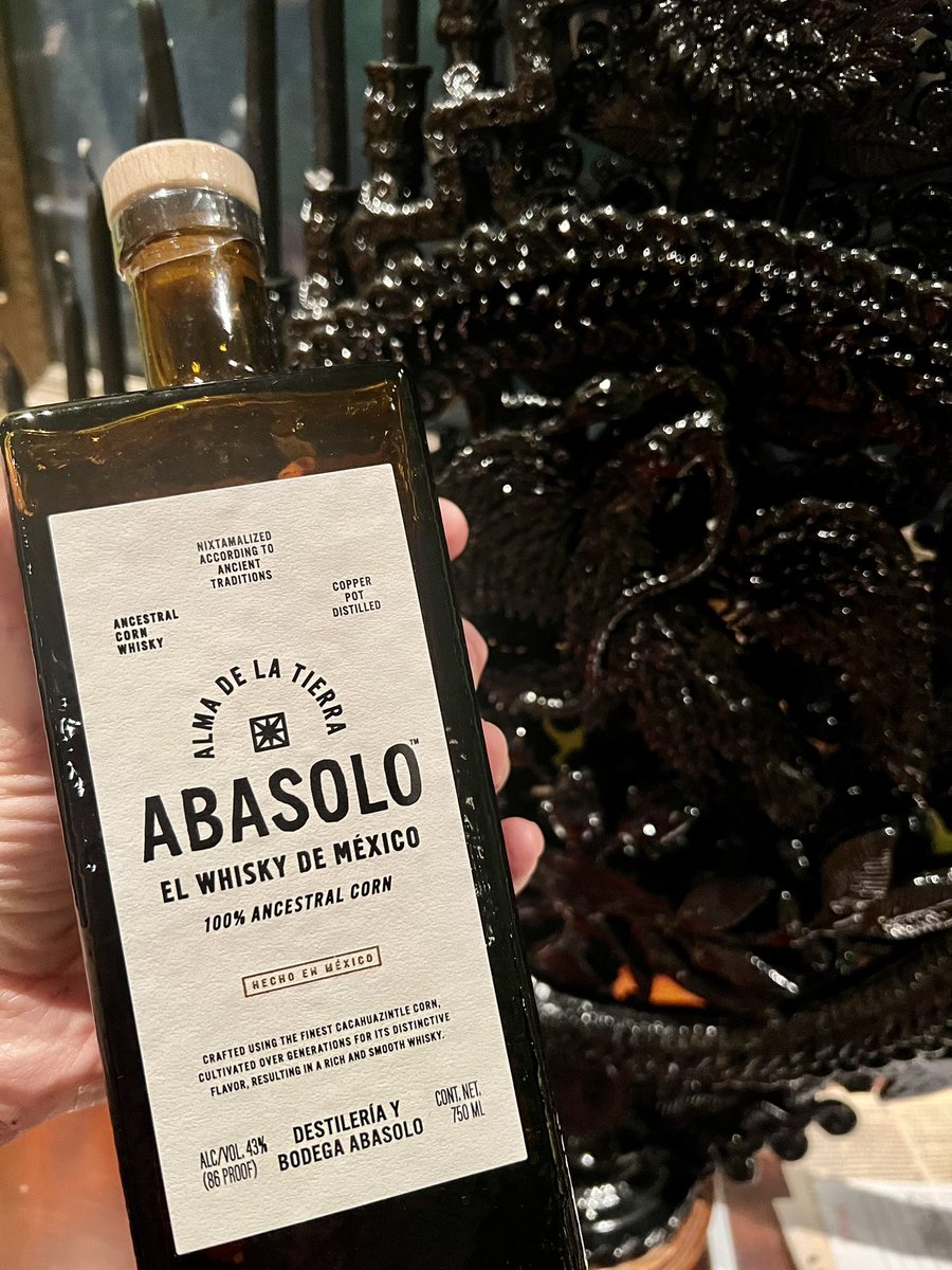 ChrisLandauUSA's tweet photo. Las bebidas juegan un importante rol social y cultural, y aunque no tomo me fascina la tradición licorera de 🇲🇽. Una botella de licor de elote es un magnífico regalo. Ahora mis amigos de @casalumbre_ me mandaron su whiskey de elote y mezcales de Oaxaca y Puebla. ¿Los conocen?🥂🥃 https://t.co/24zwQLrqe5