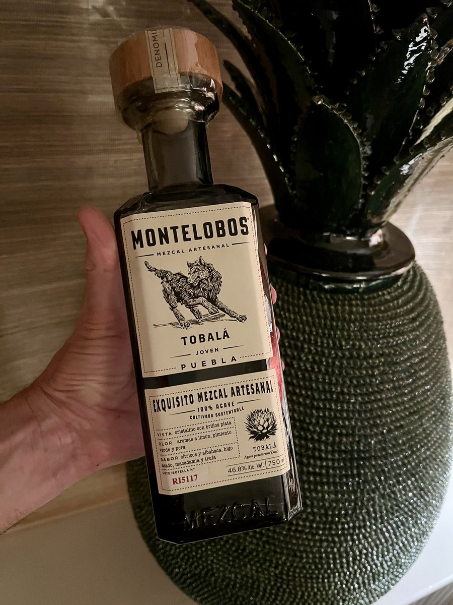ChrisLandauUSA's tweet photo. Las bebidas juegan un importante rol social y cultural, y aunque no tomo me fascina la tradición licorera de 🇲🇽. Una botella de licor de elote es un magnífico regalo. Ahora mis amigos de @casalumbre_ me mandaron su whiskey de elote y mezcales de Oaxaca y Puebla. ¿Los conocen?🥂🥃 https://t.co/24zwQLrqe5