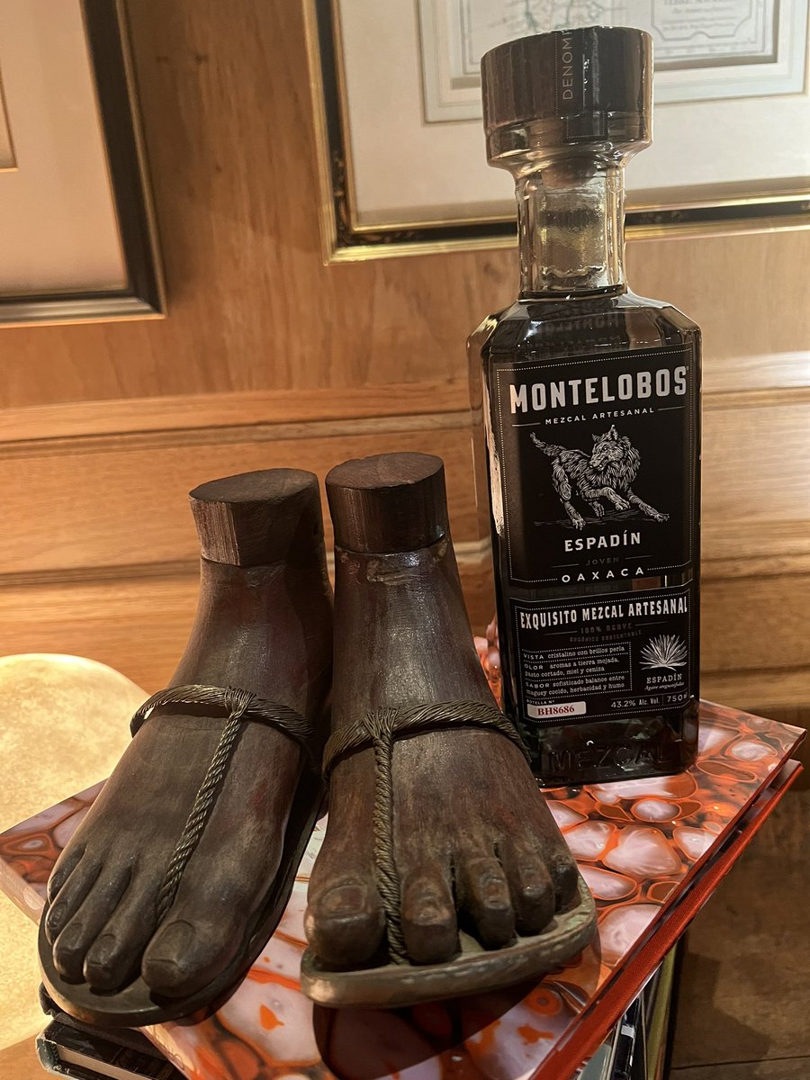 ChrisLandauUSA's tweet photo. Las bebidas juegan un importante rol social y cultural, y aunque no tomo me fascina la tradición licorera de 🇲🇽. Una botella de licor de elote es un magnífico regalo. Ahora mis amigos de @casalumbre_ me mandaron su whiskey de elote y mezcales de Oaxaca y Puebla. ¿Los conocen?🥂🥃 https://t.co/24zwQLrqe5