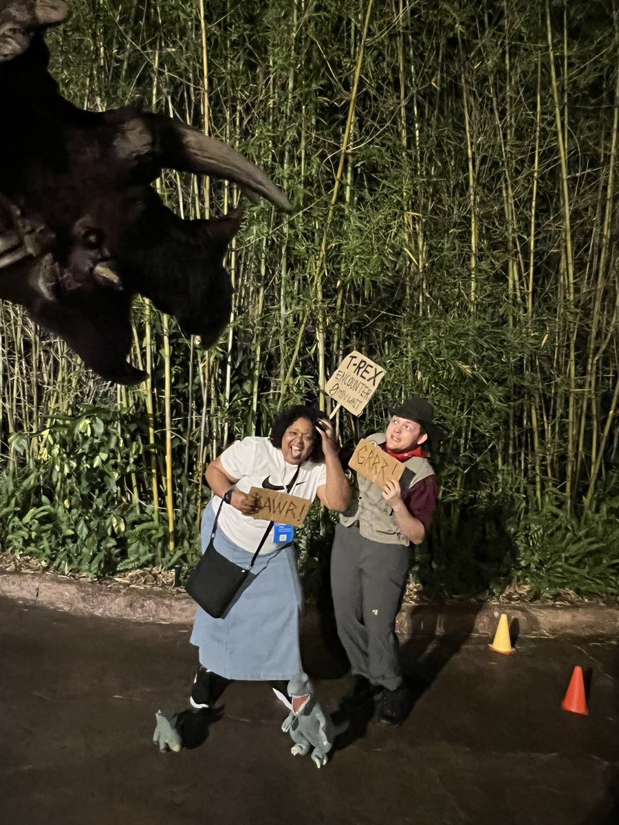 kmelcocom's tweet photo. Amazing FICO World Conference 2022 ending at Universal with a T. Rex following me looking data, insights, actions and outcomes. #FICOWorld @FICO https://t.co/cKKTNnZBIv