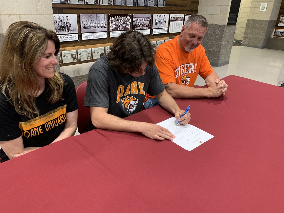 tkwapnioski's tweet photo. Congratulations to ⁦@CalebMulder2⁩ from ⁦@DiscovererWay⁩ ⁦@CDiscoverersTF⁩ on signing with ⁦@DoaneTrackXC⁩ ⁦@DoaneTrack⁩ today.  We are excited to see him compete at the next level.  ⁦@CTelegramSports⁩ #nebpreps ⁦⁦@CHS_DiscovTF⁩ https://t.co/76JqyIkGpN