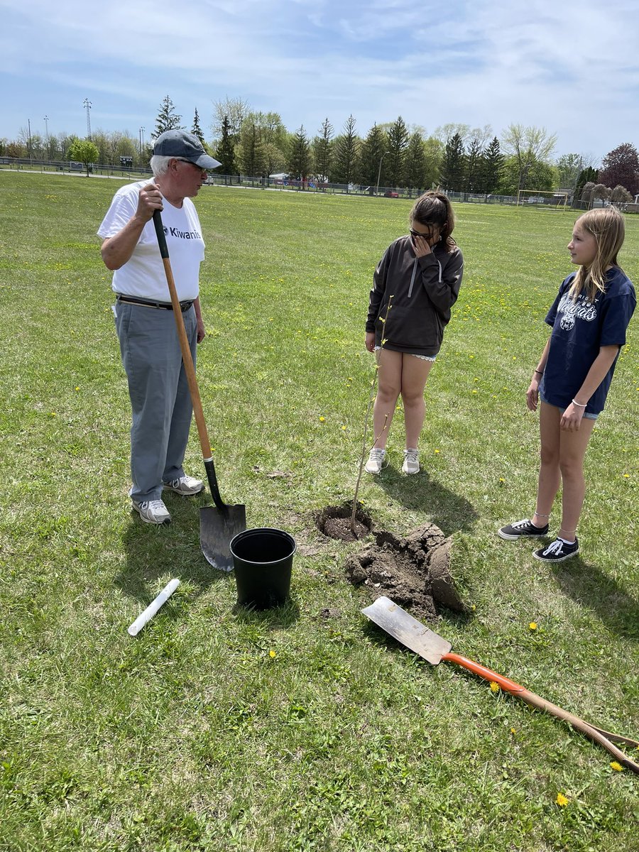 AAWright's tweet photo. We are planting trees with our friends @KiwanisCK here @AAWright our #terrifickids strike again! https://t.co/4UxQtpIELk