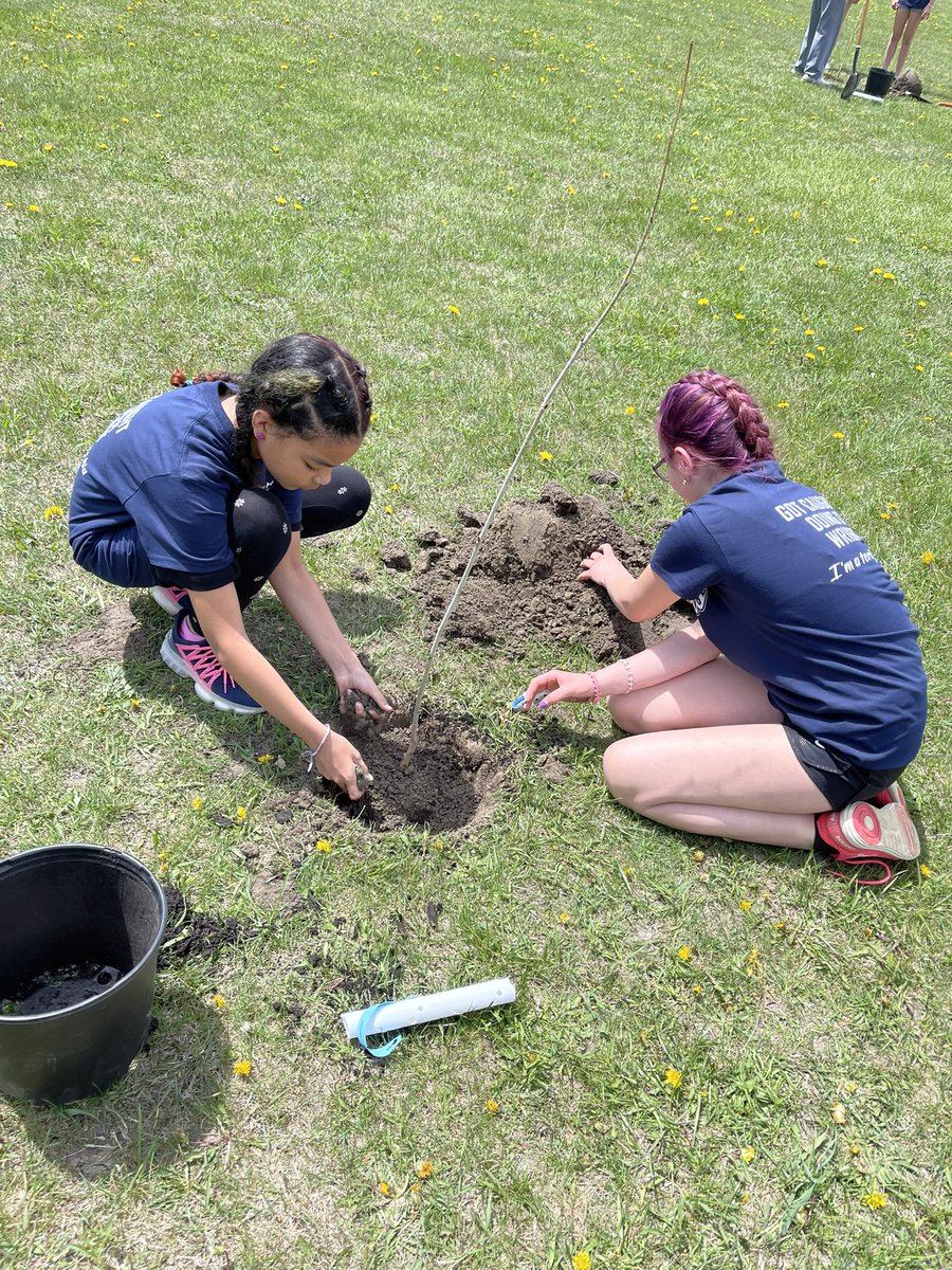 AAWright's tweet photo. We are planting trees with our friends @KiwanisCK here @AAWright our #terrifickids strike again! https://t.co/4UxQtpIELk