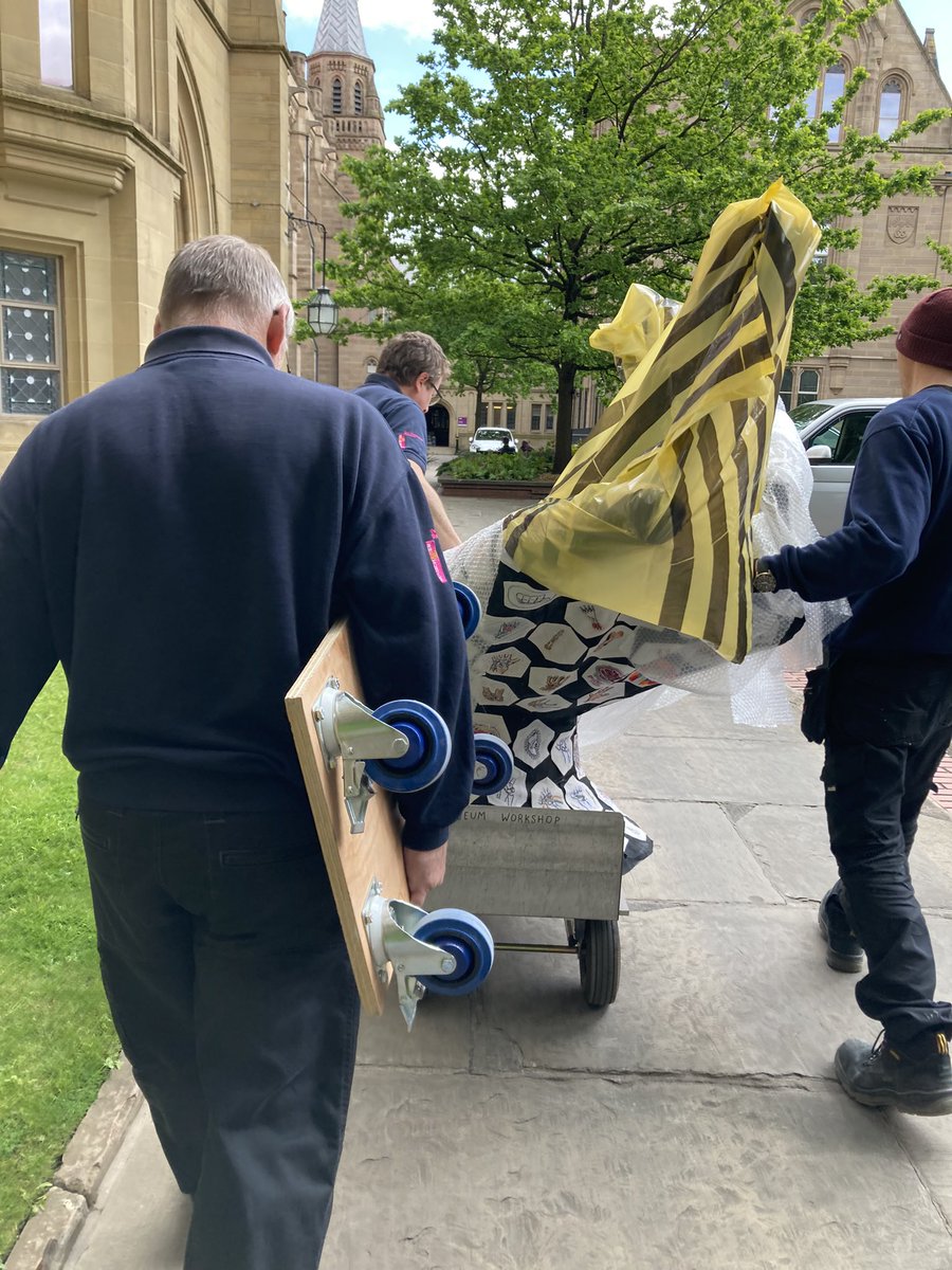 KarenBrackenri3's tweet photo. @McrMuseum Workshop Team all hands on 👏to help transport our Artist in Residence @LucyBurscough’s #DabHands artwork to our loading bay!  👍#ManyHandsMakeLightWork #HelpingHands #TeamMM #ExpertColleagues 👇 https://t.co/PlGkulJv6d