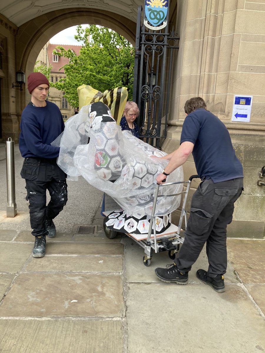 KarenBrackenri3's tweet photo. @McrMuseum Workshop Team all hands on 👏to help transport our Artist in Residence @LucyBurscough’s #DabHands artwork to our loading bay!  👍#ManyHandsMakeLightWork #HelpingHands #TeamMM #ExpertColleagues 👇 https://t.co/PlGkulJv6d