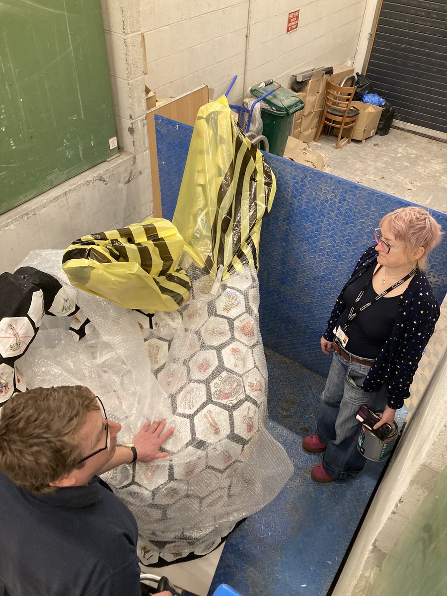 KarenBrackenri3's tweet photo. @McrMuseum Workshop Team all hands on 👏to help transport our Artist in Residence @LucyBurscough’s #DabHands artwork to our loading bay!  👍#ManyHandsMakeLightWork #HelpingHands #TeamMM #ExpertColleagues 👇 https://t.co/PlGkulJv6d