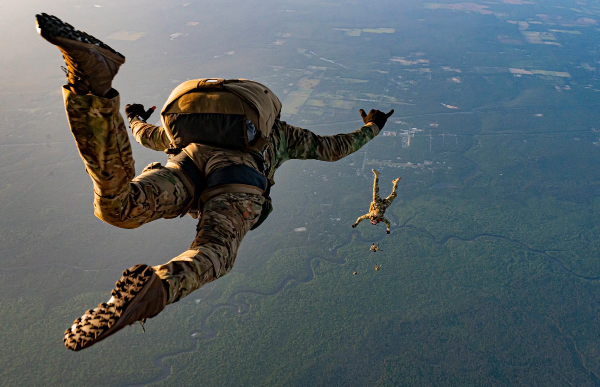 .<a href="/usairforce/">U.S. Air Force</a> airmen conduct jump missions during #EmeraldWarrior, a joint <a href="/USSOCOM/">USSOCOM</a> exercise that is being held at multiple locations throughout the southeastern United States.