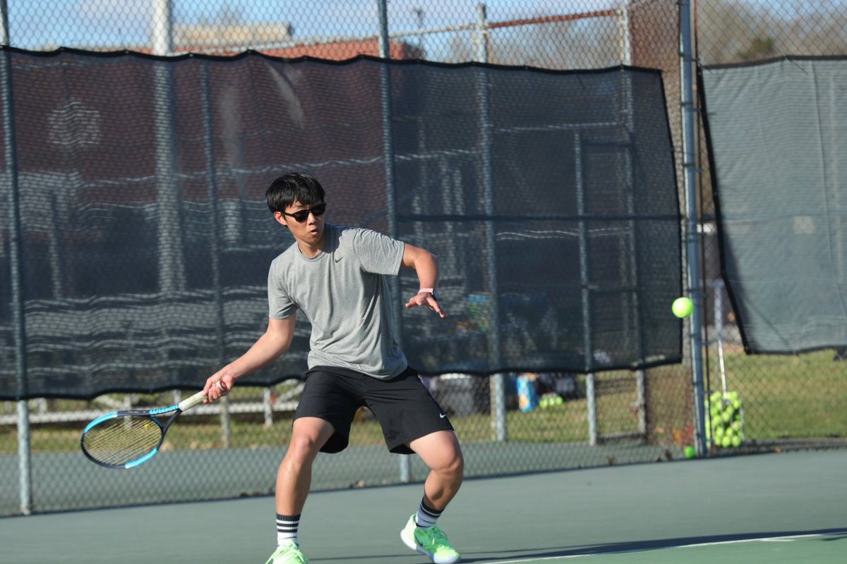 Andy Lee won his Region semifinal match 6-1, 6-3 over West’s Gavin Graham. He plays Central’s Luke Prince for the Region 2 singles title at tomorrow at 4:00 PM at Tyson Park. 💥💥💥
