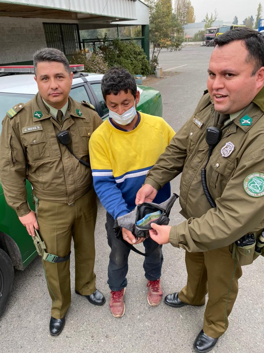 CarabTransito's tweet photo. Carabineros de la Tenencia Paine dependientes de la Zona Tránsito, encontraron un banano con $500.000 y documentos, comenzaron diligencias, dando finalmente con la persona afectada, por lo cual se hizo entrega inmediata de la totalidad de su dinero. #CarabinerosDeTodos https://t.co/oQur6VTNKO