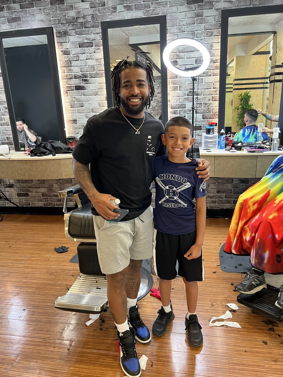 derrickalarcon's tweet photo. Eljay got to meet an automatic bucket!🏀
Thanks for taking a picture with him, you made his day! #GameWinnerKing https://t.co/LlpCrW6Dyv