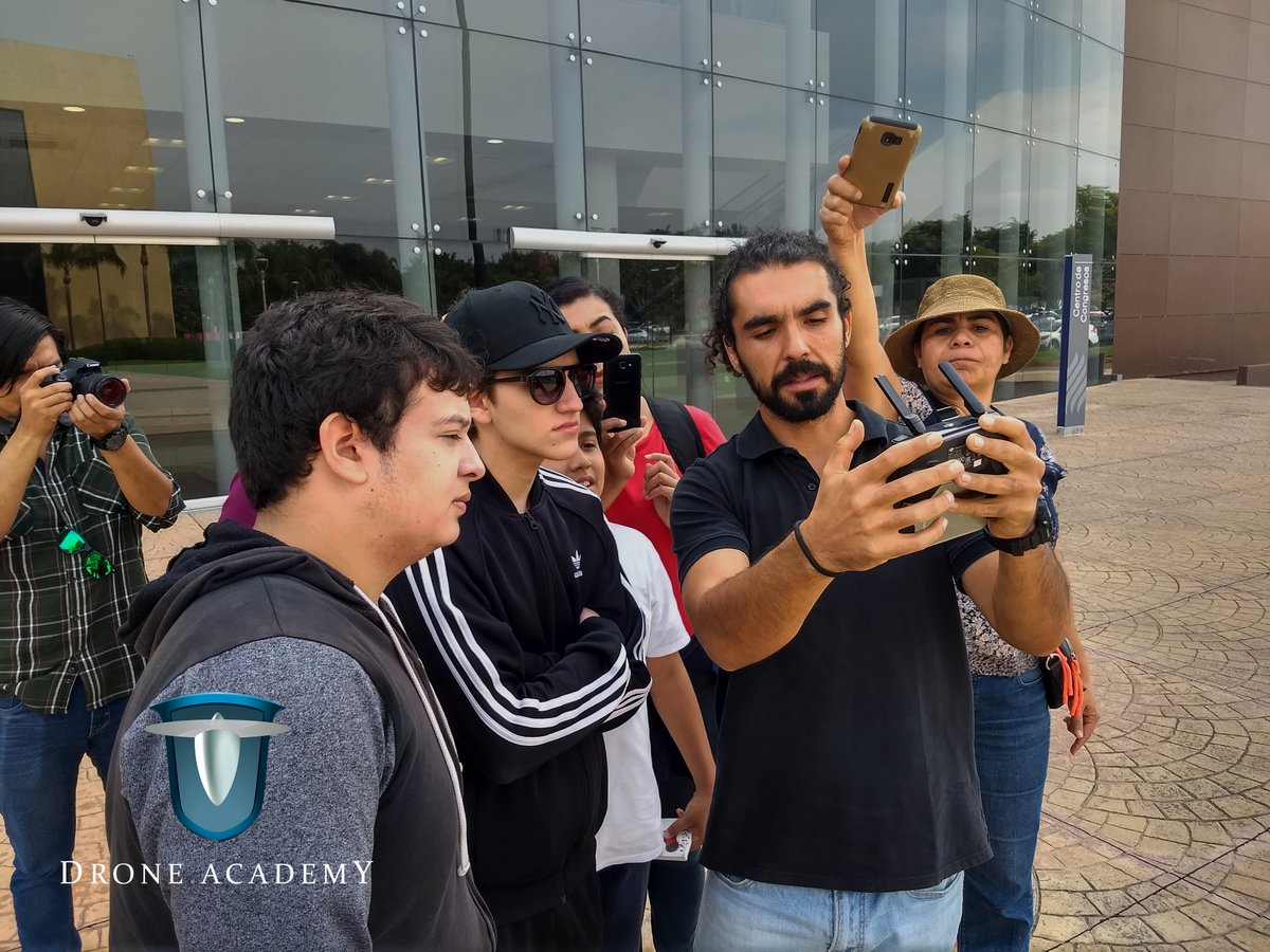 DronesAcademy's tweet photo. Parte 2 de nuestro taller de #Fotografía Aérea con #Drones en la Expo Drones 2019 en el @TecdeMonterrey #Guadalajara. https://t.co/MPwL17Muh1