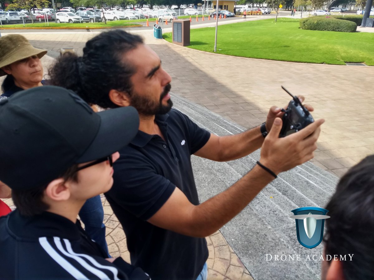 DronesAcademy's tweet photo. En éste #JuevesdeRecuerdo les compartimos algunas fotos de nuestra participación en la Expo Drones 2019 en el @TecdeMonterrey #Guadalajara, donde nuestro instructor Juan Ruiz impartió un taller de Fotografía Aérea con #Drones 📸🚀- Parte 1

#DroneAcademy https://t.co/WkSe2Go5sb