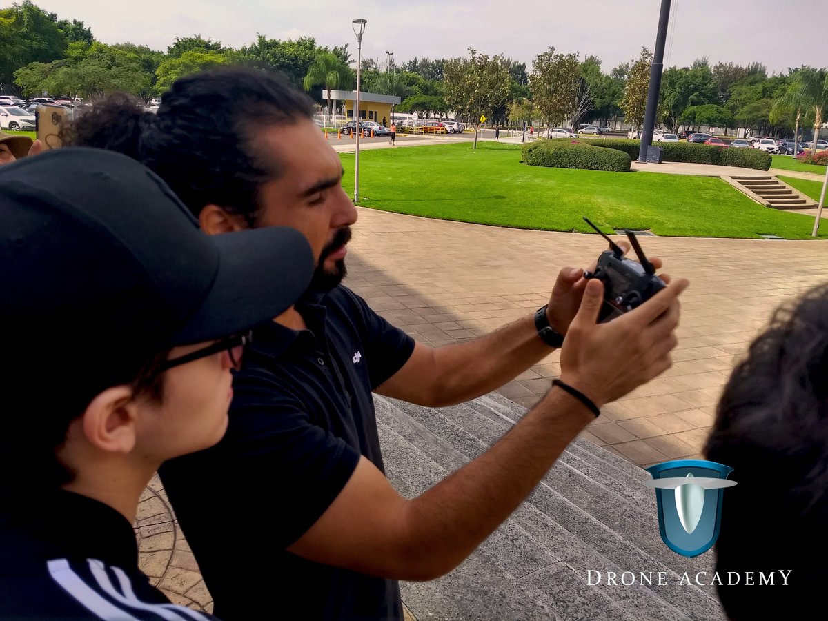 DronesAcademy's tweet photo. En éste #JuevesdeRecuerdo les compartimos algunas fotos de nuestra participación en la Expo Drones 2019 en el @TecdeMonterrey #Guadalajara, donde nuestro instructor Juan Ruiz impartió un taller de Fotografía Aérea con #Drones 📸🚀- Parte 1

#DroneAcademy https://t.co/WkSe2Go5sb