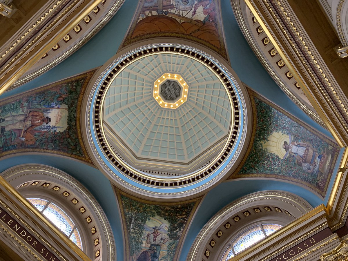 jesannwa's tweet photo. So much #mathart on my son’s tour of the Legislature. #MTBoS #Mathphoto What math lives here? https://t.co/Pww8sWZ74Z