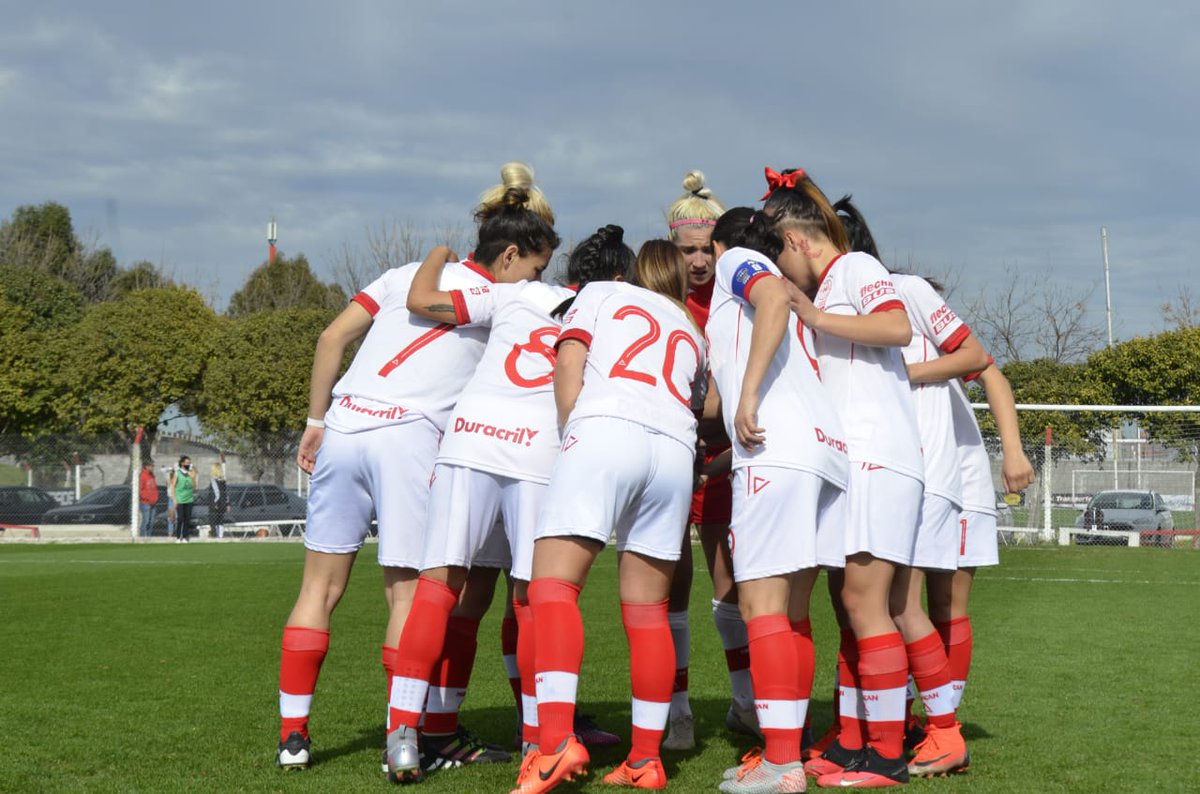 CAHuracan's tweet photo. #Huracán 🎈#FútbolFemenino

¡Así de juntas, pero en el Tomás A. Ducó! 😎

🔜 Este martes, desde las 15, el equipo de Juan Palermo recibirá a #Ferro en el Palacio.

#VamosGlobo #VamosQuemeras 💪 https://t.co/jQoNb6p4YS