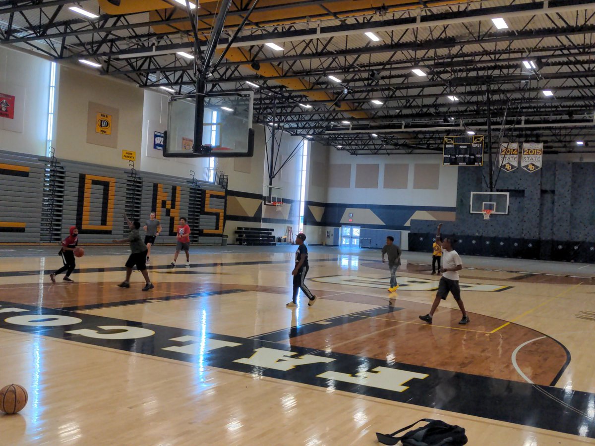 SBGriffie's tweet photo. It's a beautiful thing when HS players mentor MS players by happenstance. #afterschool #bdunited https://t.co/GLbFDEEEfB