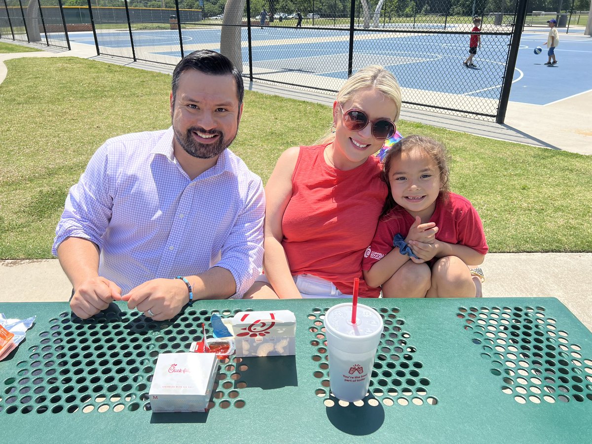 We LOVED having our families join us for a picnic at the park today!! ❤️🌳🛝🥪 #ccefamily @CCEColts