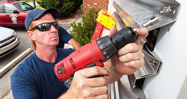 krisdkb's tweet photo. Whether your area is prone to hurricanes, wildfires, or blizzards, here's how to #emergencyprep. #homesafety  https://t.co/YenCnxdEWL https://t.co/c4ISUQkgDN