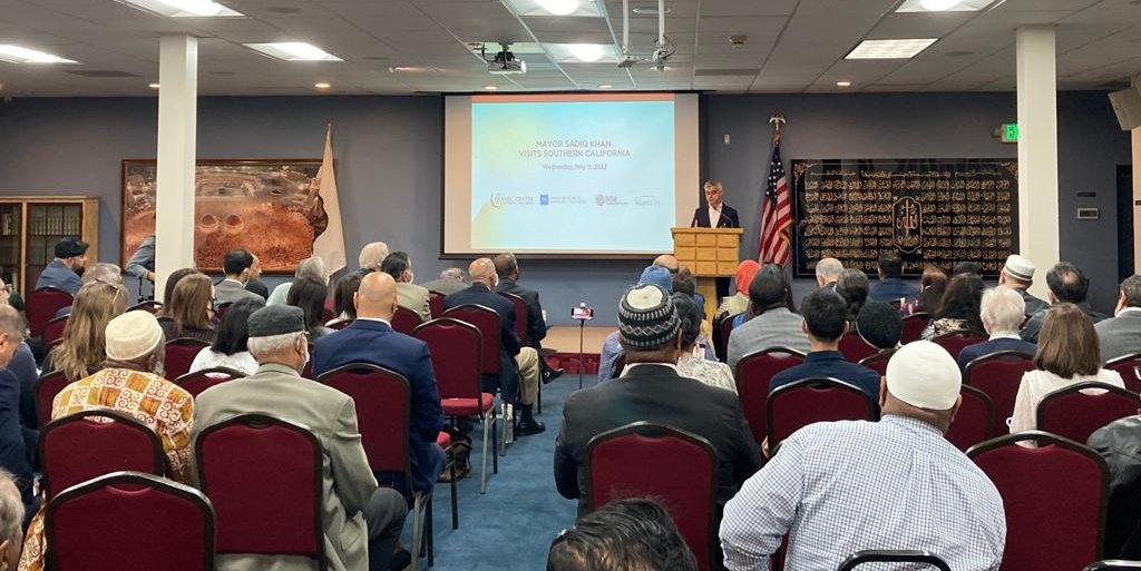 SadiqKhan's tweet photo. Our societies are stronger and safer when we’re open, inclusive and united.

Great to bring together leaders from across all faiths with @MPAC_National here in LA - and hear about their incredible work to challenge hate and bring communities together. 🇺🇸🇬🇧 https://t.co/tiZckUSUBn