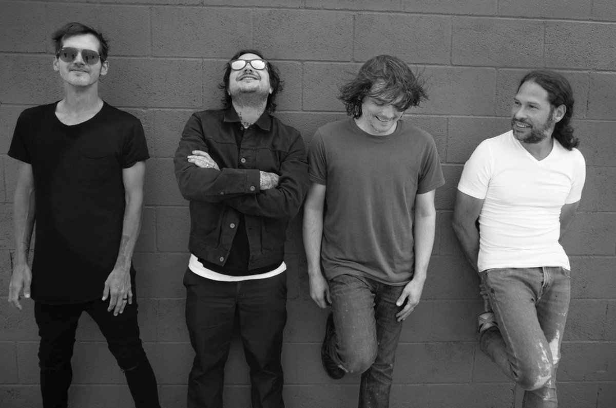 hopelessfrank's tweet photo. GERARD WAY VOLVIÓ A LOS 20 Que chucha!!! https://t.co/xsTtttbPPc