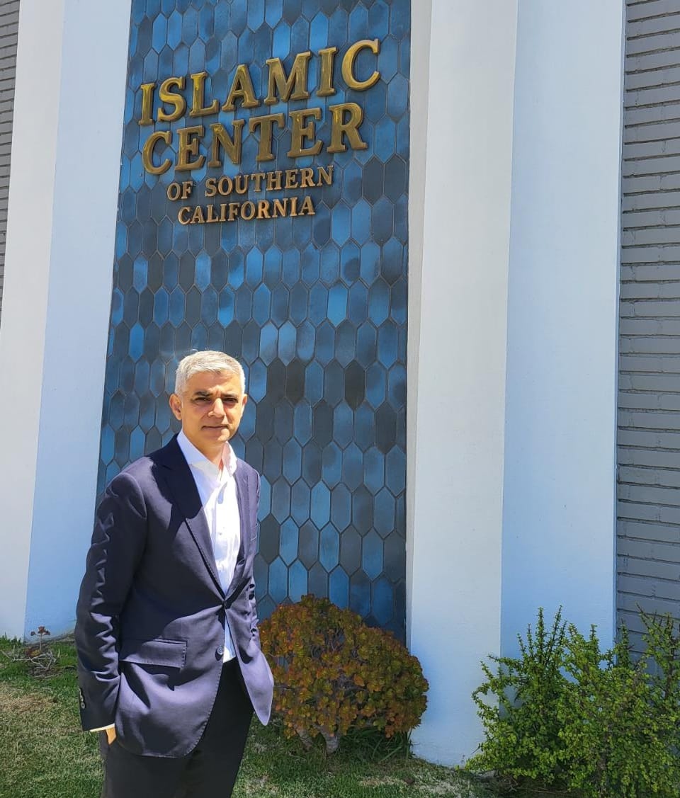 SadiqKhan's tweet photo. Our societies are stronger and safer when we’re open, inclusive and united.

Great to bring together leaders from across all faiths with @MPAC_National here in LA - and hear about their incredible work to challenge hate and bring communities together. 🇺🇸🇬🇧 https://t.co/tiZckUSUBn
