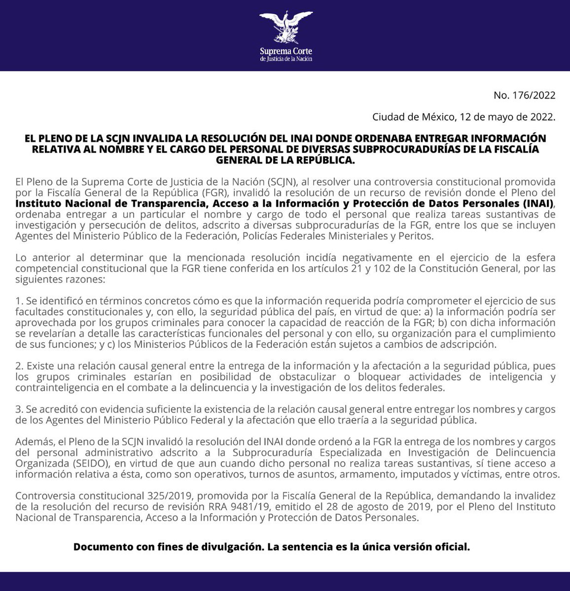 SCJN's tweet photo. Se invalidó la resolución del INAI que ordenaba entregar a un particular el nombre y cargo de todo el personal que realiza tareas sustantivas de investigación y persecución de delitos, adscrito a diversas subprocuradurías de la FGR.
🔗 https://t.co/XxZGZhTxuH https://t.co/rZpHHaGOQx
