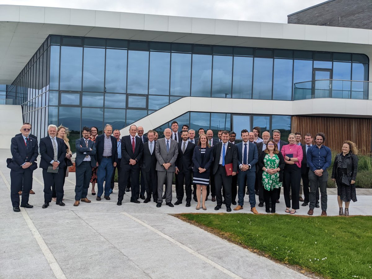 MenterMon's tweet photo. Diolch i'r Gweinidog @GregHands am ymweld â ni i ddysgu am Menter Môn a chynllun @morlaisenergy. Cafwyd cyfle i sôn sut gall y cynllun greu gwaith, cadw pobl ifanc a gwarchod y Gymraeg #virginiacrosbie #llanw #ynysynni https://t.co/owdpTg3h3e