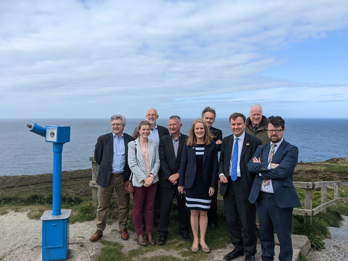 MenterMon's tweet photo. Diolch i'r Gweinidog @GregHands am ymweld â ni i ddysgu am Menter Môn a chynllun @morlaisenergy. Cafwyd cyfle i sôn sut gall y cynllun greu gwaith, cadw pobl ifanc a gwarchod y Gymraeg #virginiacrosbie #llanw #ynysynni https://t.co/owdpTg3h3e