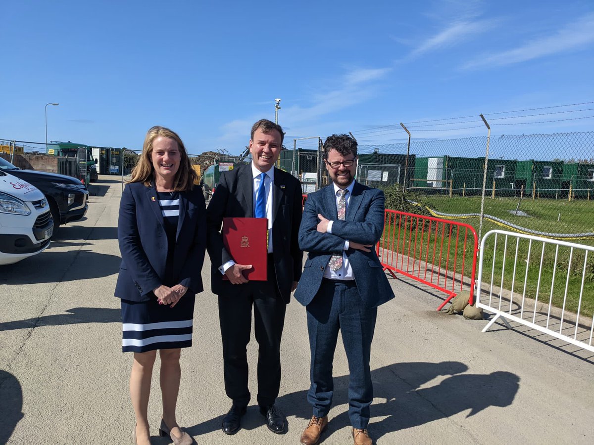 MenterMon's tweet photo. Diolch i'r Gweinidog @GregHands am ymweld â ni i ddysgu am Menter Môn a chynllun @morlaisenergy. Cafwyd cyfle i sôn sut gall y cynllun greu gwaith, cadw pobl ifanc a gwarchod y Gymraeg #virginiacrosbie #llanw #ynysynni https://t.co/owdpTg3h3e