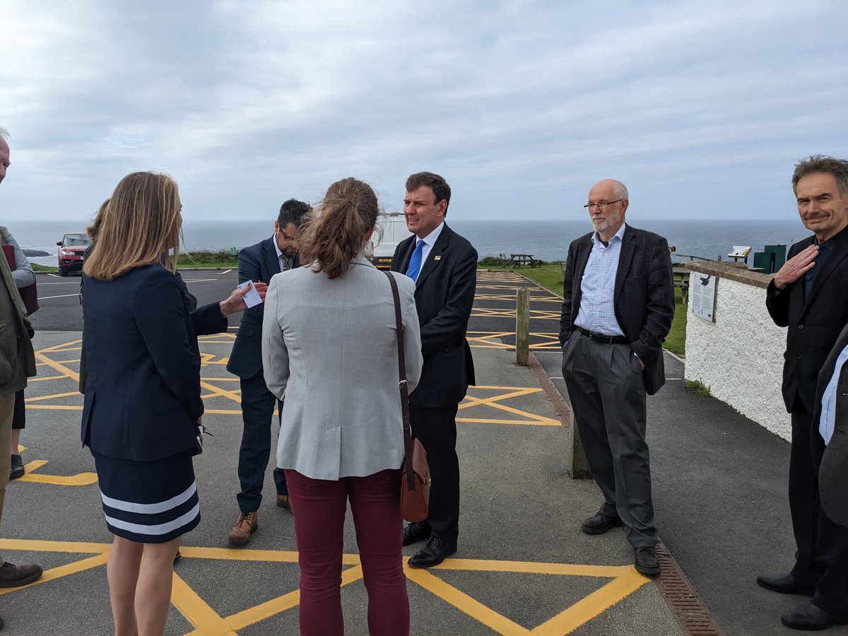 MenterMon's tweet photo. Diolch i'r Gweinidog @GregHands am ymweld â ni i ddysgu am Menter Môn a chynllun @morlaisenergy. Cafwyd cyfle i sôn sut gall y cynllun greu gwaith, cadw pobl ifanc a gwarchod y Gymraeg #virginiacrosbie #llanw #ynysynni https://t.co/owdpTg3h3e