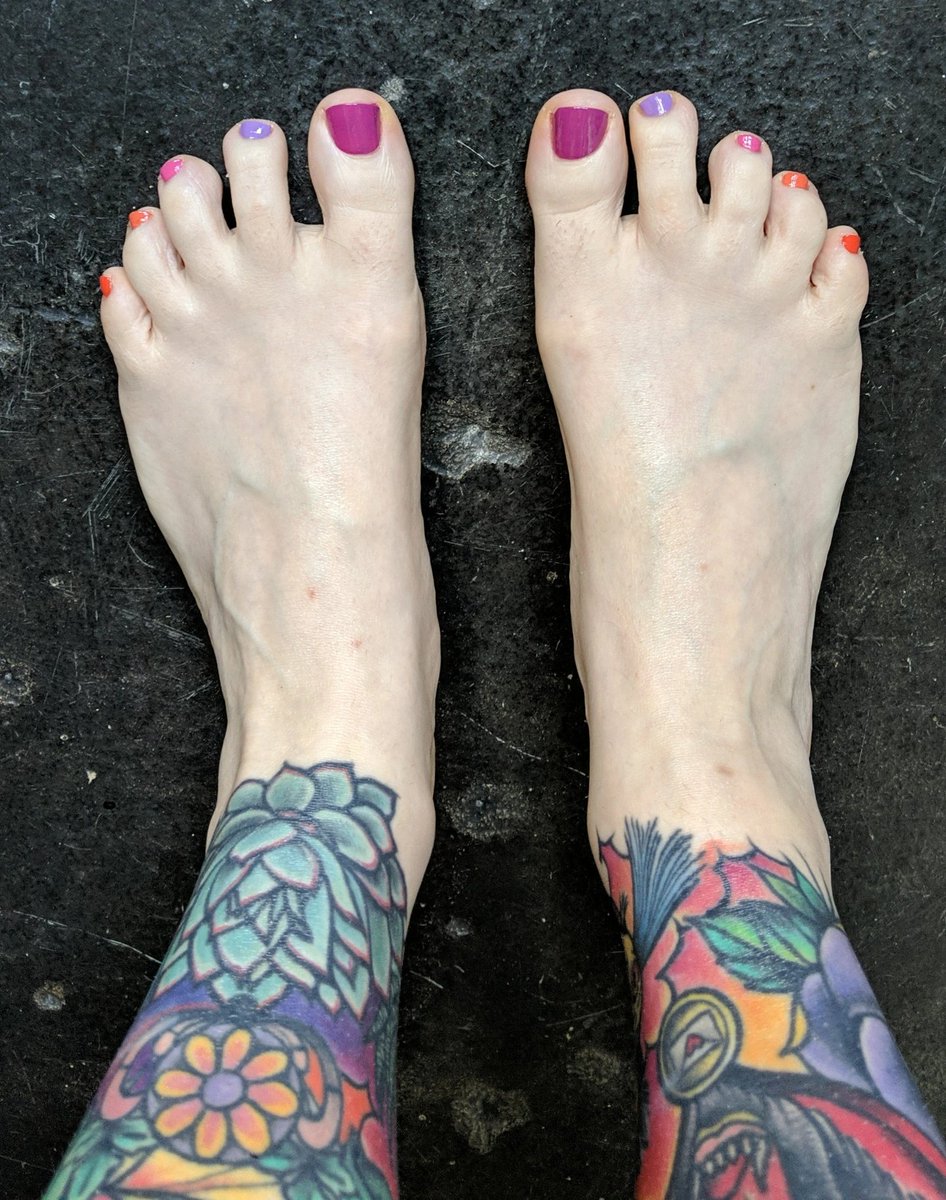 steffersaur_us's tweet photo. Hawaii sunset for my vacation pedi. I'm obsessed. https://t.co/F3GcFV9dqv