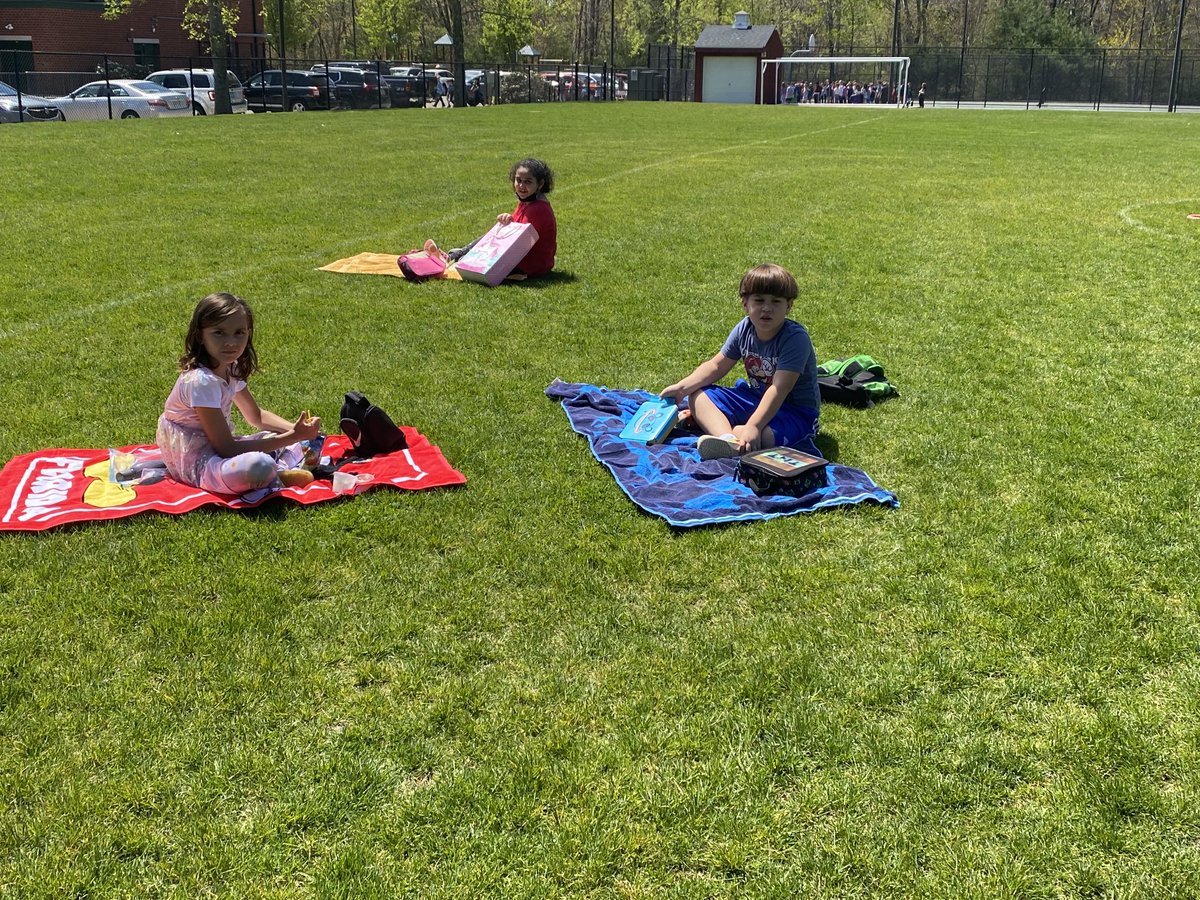 Lopes1stgrade's tweet photo. Day 4 of Student Appreciation Week- Picnic Snack. The weather was perfect! We even had some time for a game of tag. #lovemyfirsties #memupton #mursdinspires https://t.co/v6beU5B28n